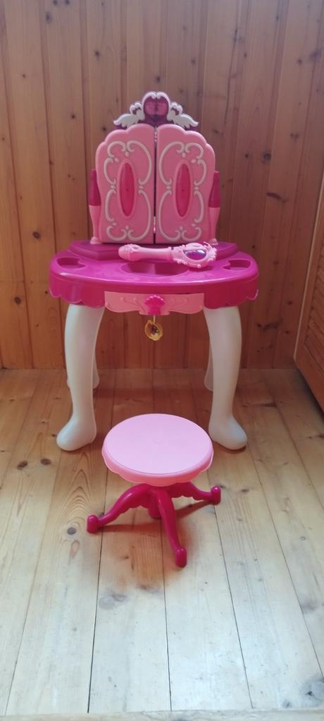 Stolík pre dievčatá, 