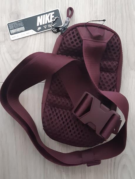 Taštička nike, nike