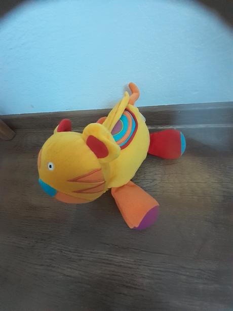 Hudobny natahovaci levik, 