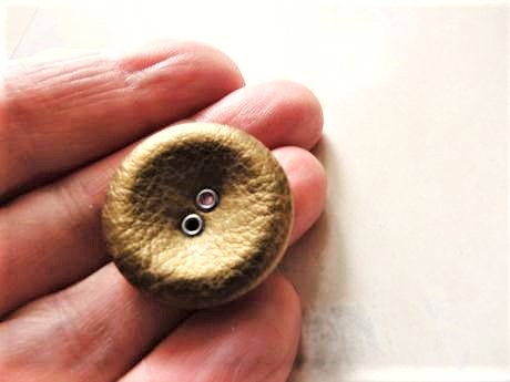 Zlatohnedé gombíky 8 ks, 