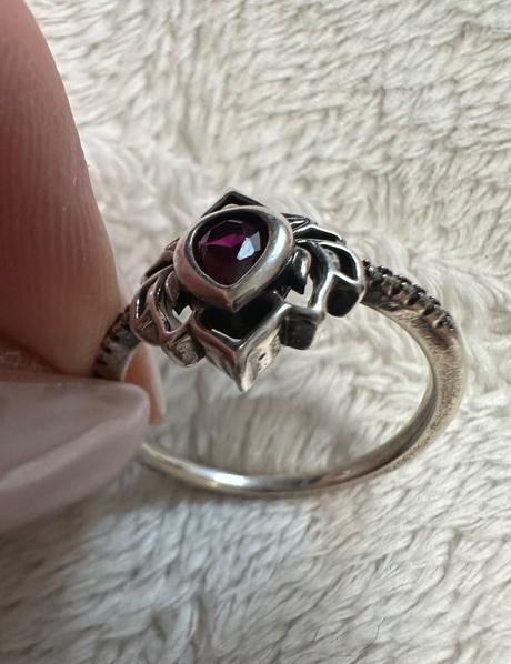 Strieborný prsteň lotos s kamienkom, 