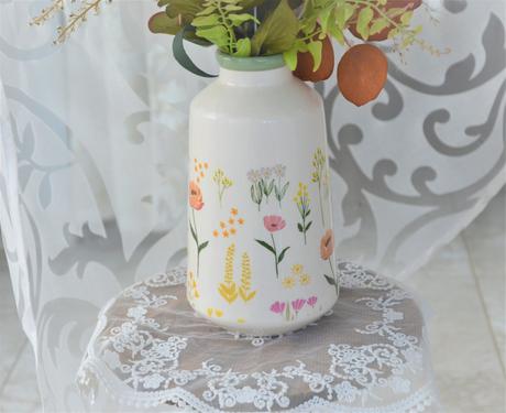 Keramická jarná váza s kvetmi,