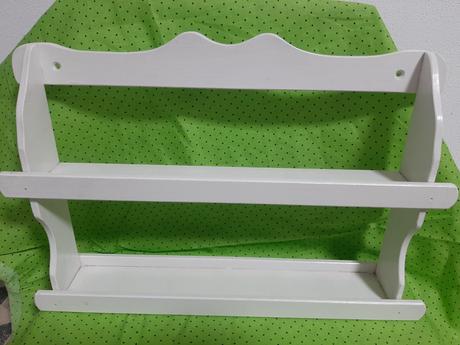 Drevená biela dvoj polička a 6 x koreničky.,