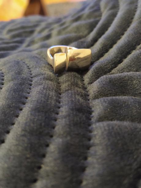 Výrazný strieborný prsteň,