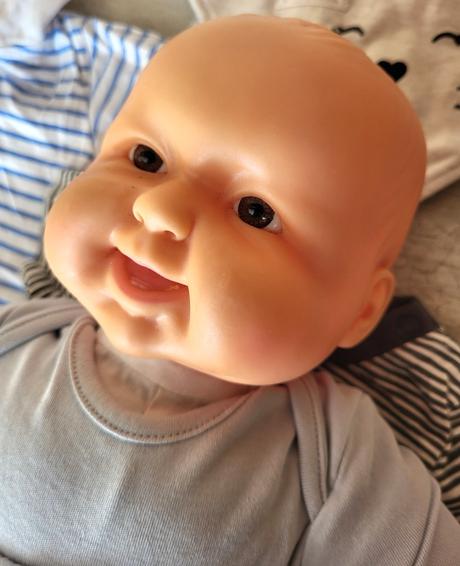 Bábika s hnedými očami a s príslušenstvom, 