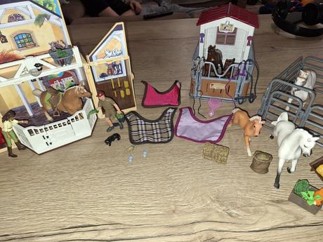 Kone schleich s príslušenstvom, 