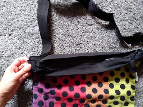 Softshelová crossbody taska kokadi black rainbow, 