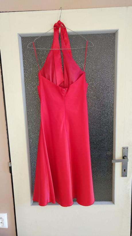 Červené spoločenské šaty, l