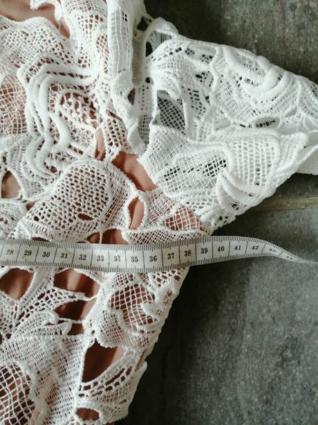 Biele pružné čipkové šaty vs s podšívkou, s