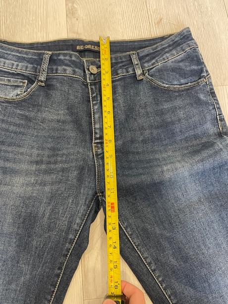 Obtiahnuté džínsy, m