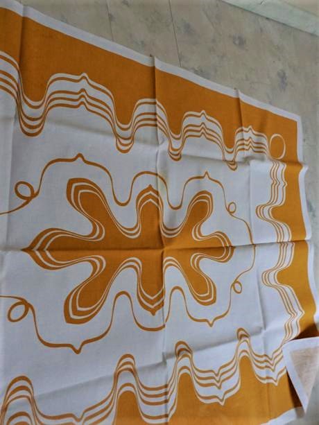 Kvalitný ľanový obrus,