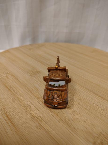 Figúrka burák (tow mater), disney pixar, 6 cm,