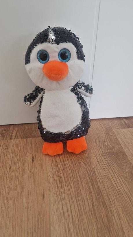 Interaktivny plysovy tucniak,