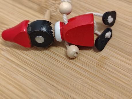 Drevený pinocchio roma, magnetka, ručne malovaná, 