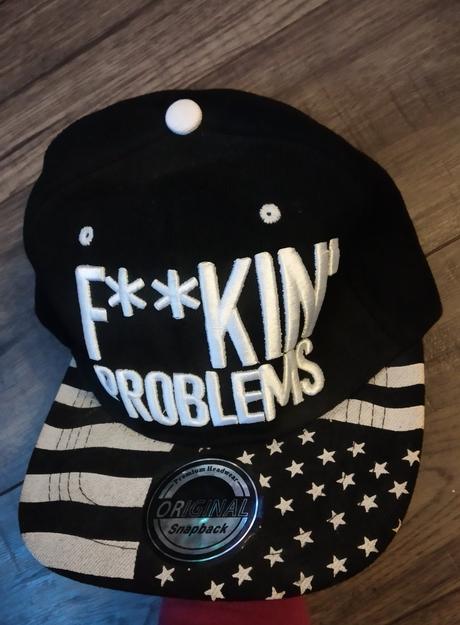 Šiltovka s nápisom,