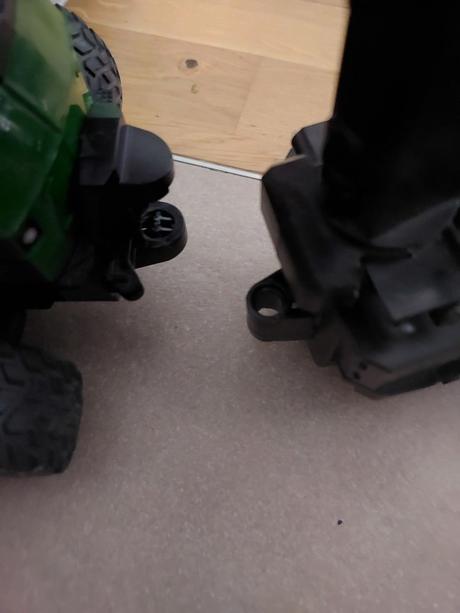 Bruder prepravník na drevo john deere,