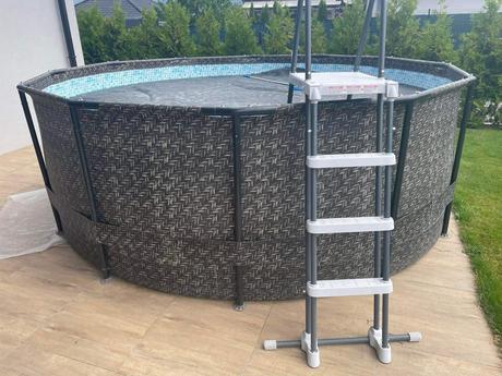 Obrovsky bazen s prislusenstvom iba spolu,