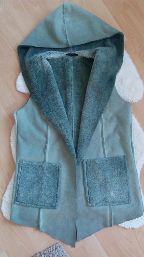 Teplá dámska vesta s kapucnou, s