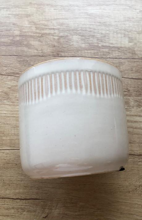 Béžový keramický kvetináč,