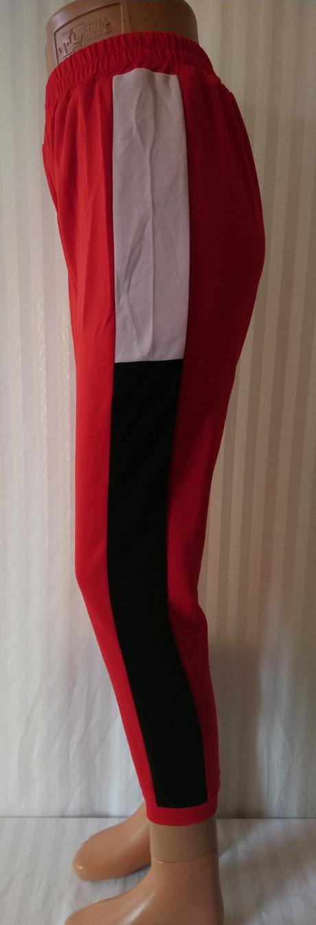 Červené tepláky s čierny a bielym pásikom, s