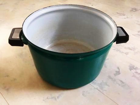 Smaltovaný hrniec,