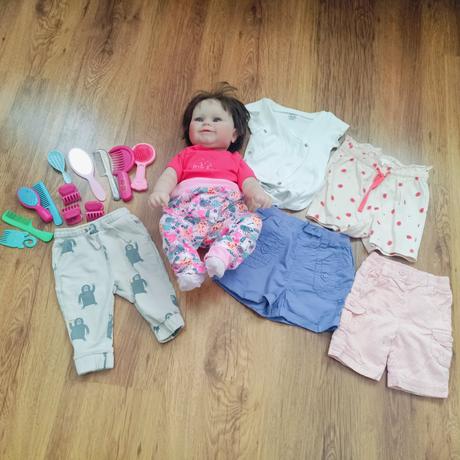 Realistická bábika s doplnkami, 