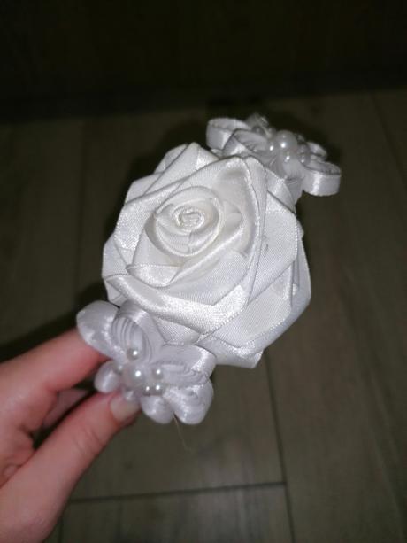 Biela čelenka s ružou, 