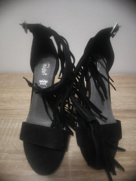 Sandalky so strapcami, 37