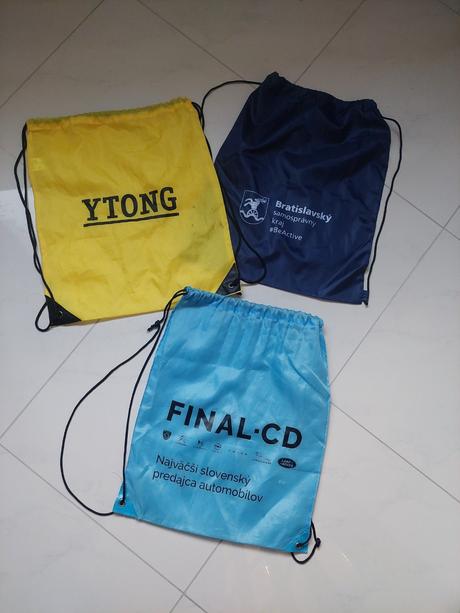 4 ruksaky na šnúrku,