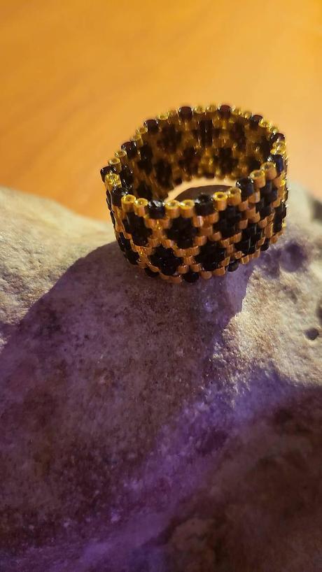 Prsteň čierno-zlatý, 