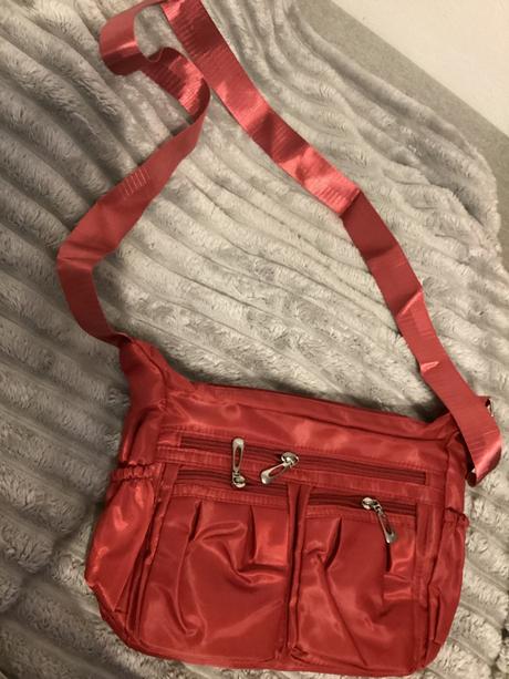 Červená taška s veľa vreckami, 