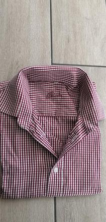 Červená košeľa, 43