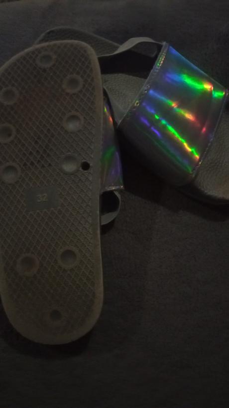 Holografické šľapky na remienok, 32