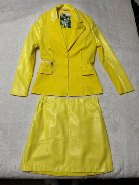 Nádherný kombinovaný žltý sukňový kostým magenta, l / m