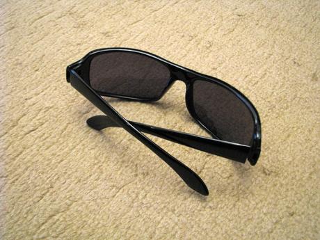 Väčšie čierne slnečné okuliare, 