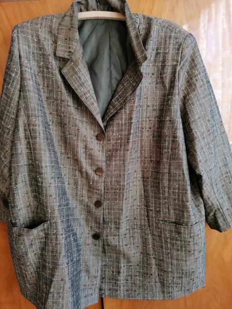 Nadrozmerný  slávnostný kabát, 62