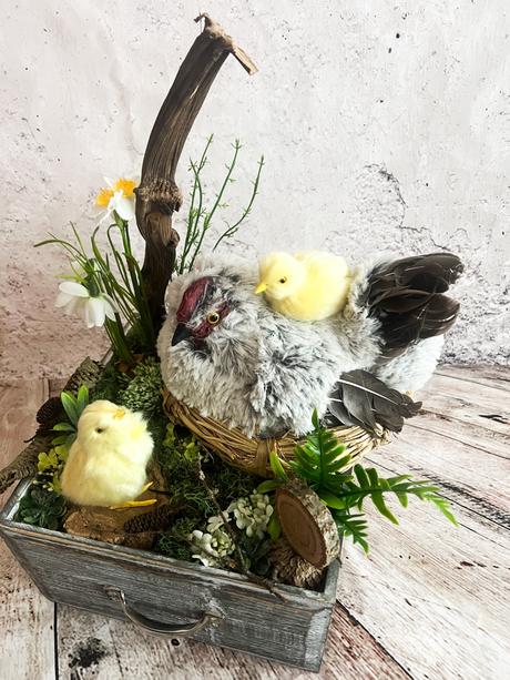 Jarná dekorácia so sliepkou a kurčatami, 