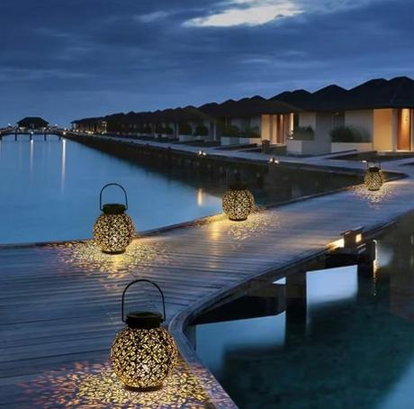 Led solárny lampáš z kovu s kvetinovým vzorom,