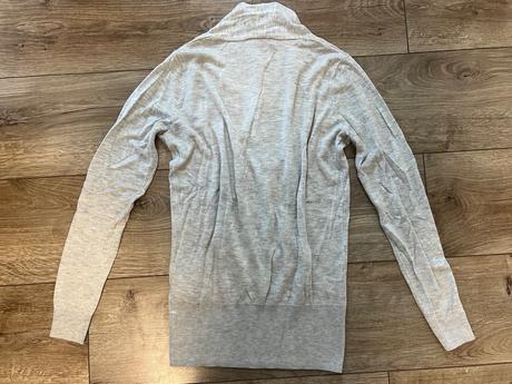 Svetrík s výstrihom, s