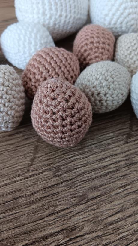 Háčkované vajíčka prírodných farieb, 