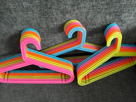 Detské farebné vešiaky ikea,