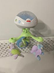 Fisher-Price kolotoč nad postieľku Motýliky