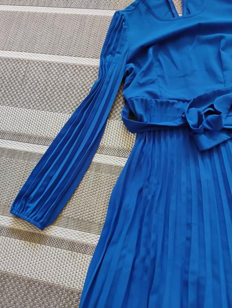 Dlhe modre riasene šaty, s