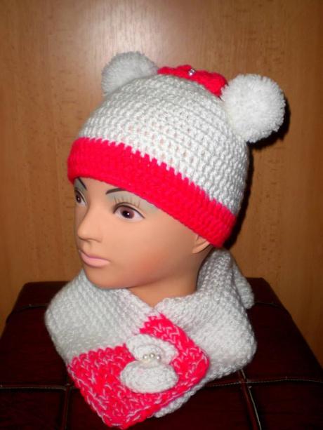 Háčkovaná čiapočka s bambuľkami a šálom., 122