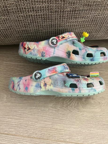 Belasé kvietkove crocs s ozdobami, veľkosť 36, crocs,36