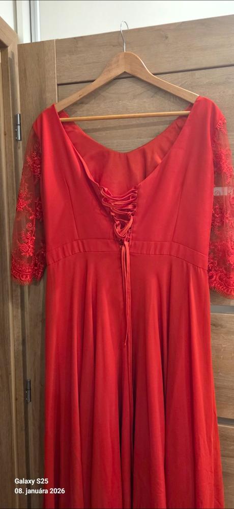 Červené šaty, 44