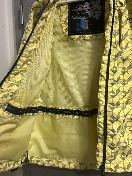 Nepremokavá bunda, 38