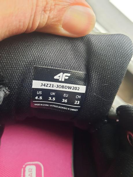 Turisticke vyssie tenisky, 36