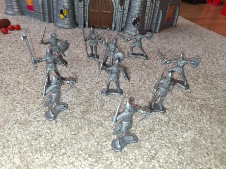 Rytiersky hrad aj s rytiermi, 