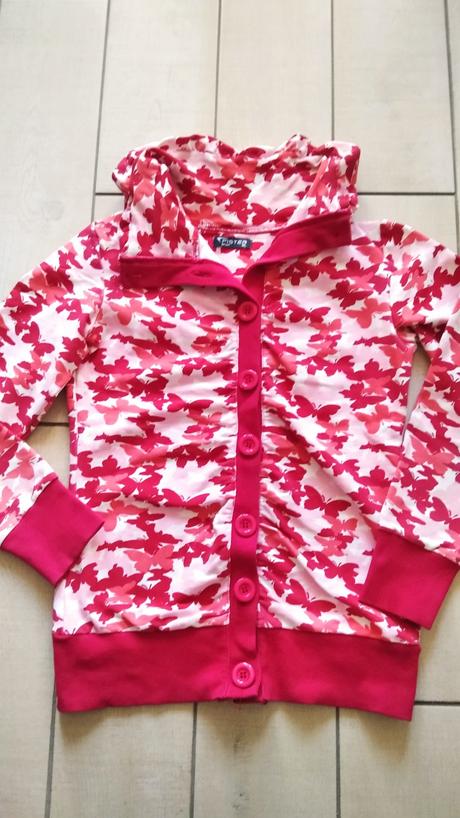 Mikina s motýlmi, 158